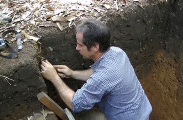 Gerald Dunst am Amazonas bei einem original Terra Preta Bodenprofil